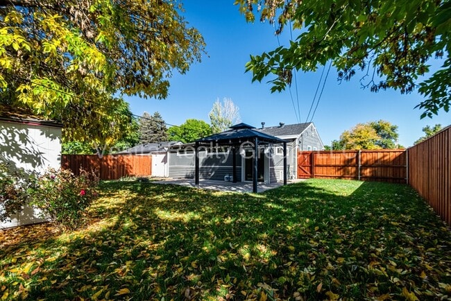 Building Photo - 2245 S King St