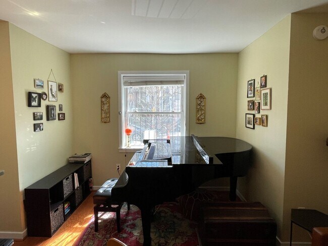 Building Photo - Recently Renovated 1 bedroom apartment in Columbia Heights