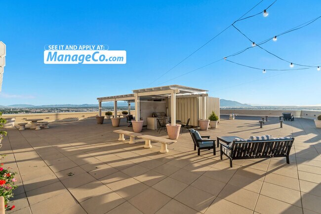 Building Photo - Chic 1BR/1.5BA Condo w/ Unbeatable Downtow...