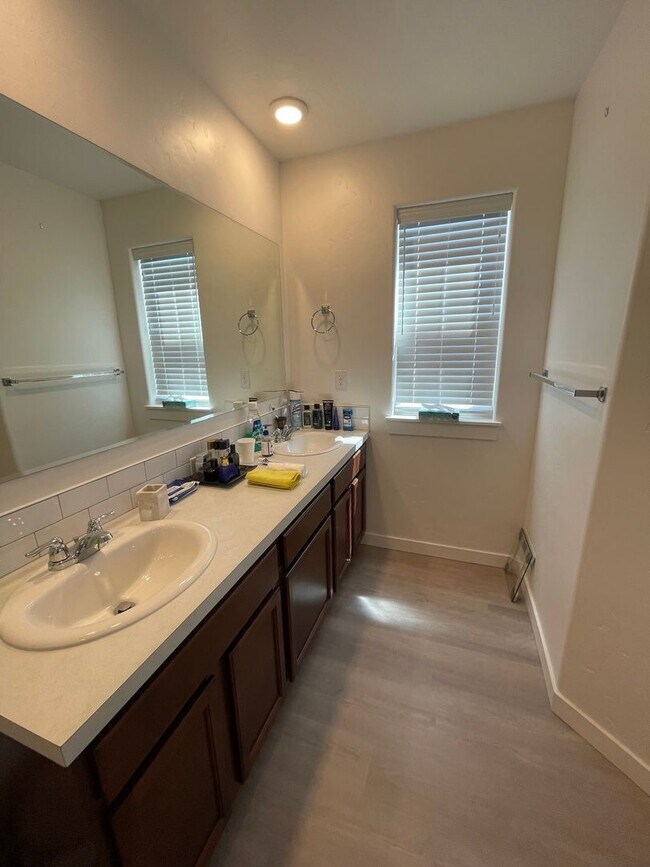 Building Photo - Available Now- Beautiful Nampa Townhome