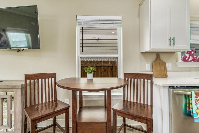 Building Photo - 1002 W Main St