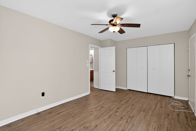 Building Photo - 3 Bedroom End Unit Townhouse in Culpeper