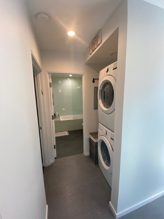 Building Photo - 18003 Tiara St