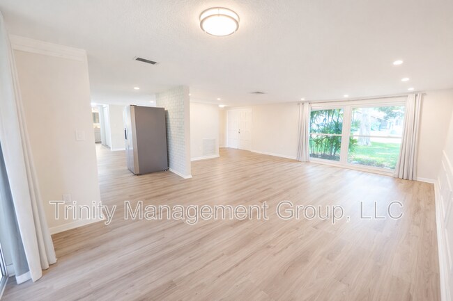 Building Photo - 8605 Wagon Wheel Ln