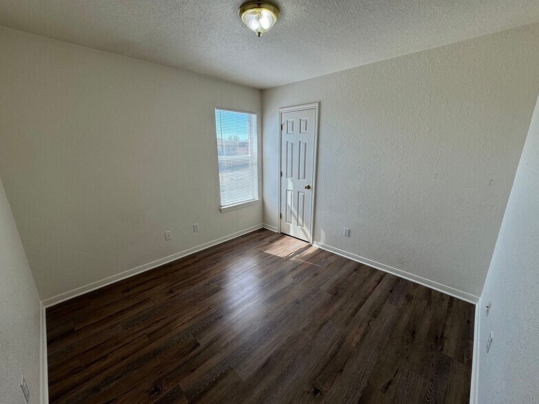 Building Photo - 1606 Dugger Cir