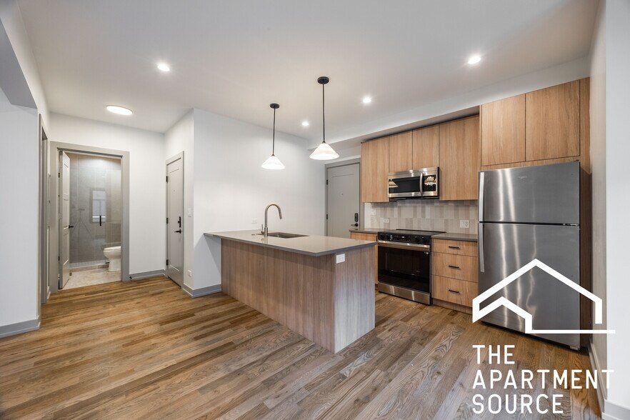 Building Photo - 1333 W Estes Ave