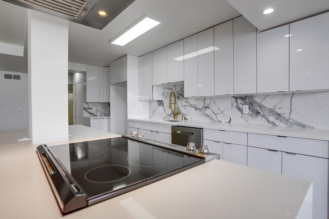 Building Photo - 435 N Oakhurst Dr