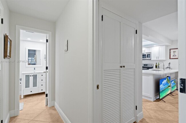 Building Photo - 8107 SW 72nd Ave