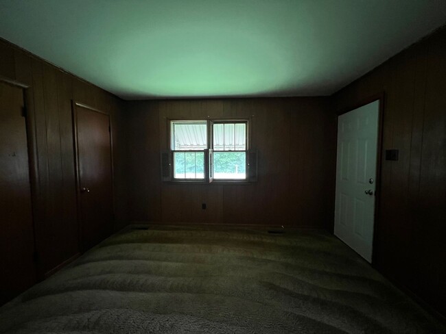 Building Photo - 3 BD, 1 BA Charming Brick Home!