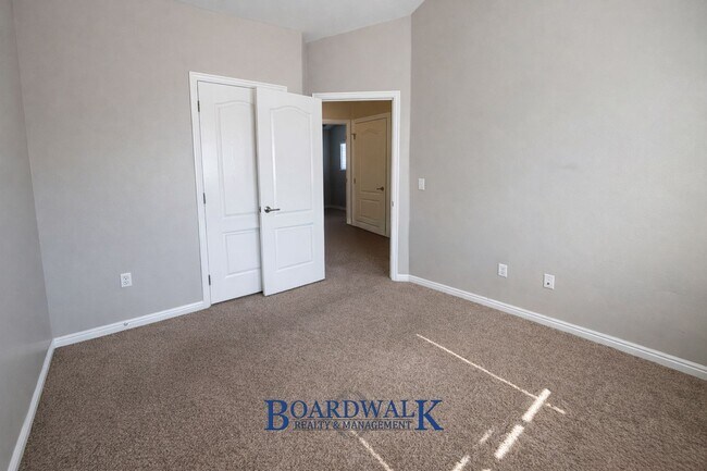 Building Photo - Beautiful 3 Bedroom Townhome End Unit in Draper!