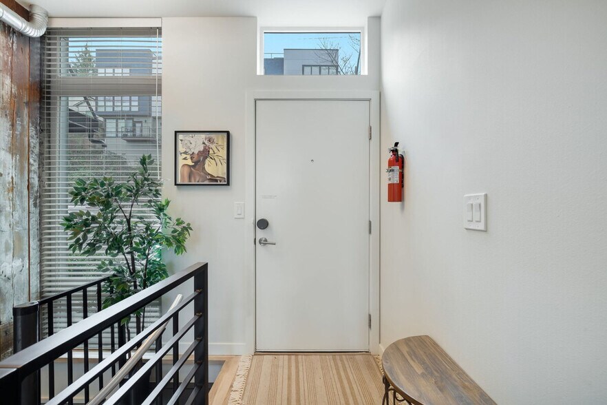 Building Photo - 3843 20th Ave SW