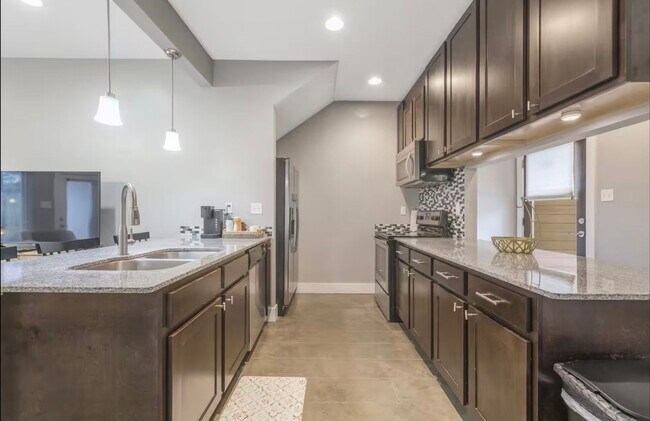 Building Photo - 113 Bayou St