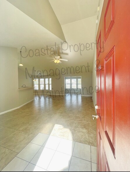 Building Photo - 1156 Great Lakes Cir