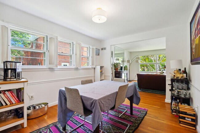 Building Photo - Spacious Split Level on Sundale Stone's Th...
