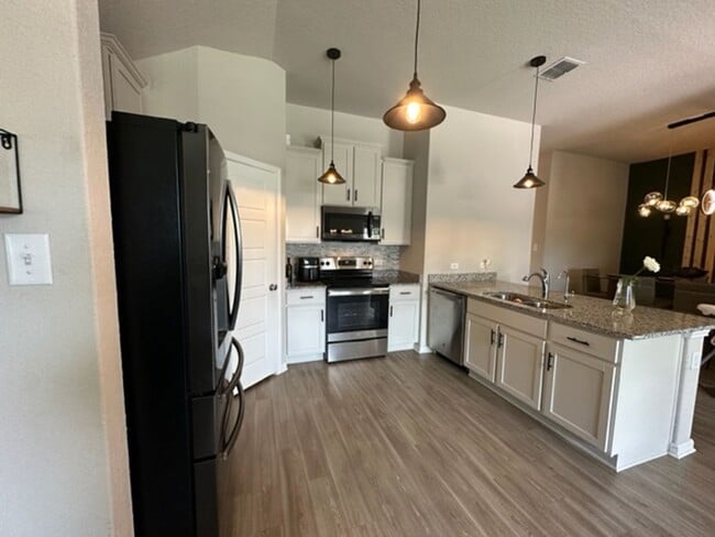 Building Photo - Move in soon! Beautiful  3 bedroom 2 bath near Lackland AFB