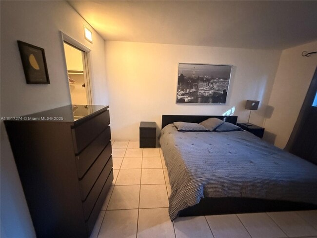 Building Photo - 1104 N 17th Ct