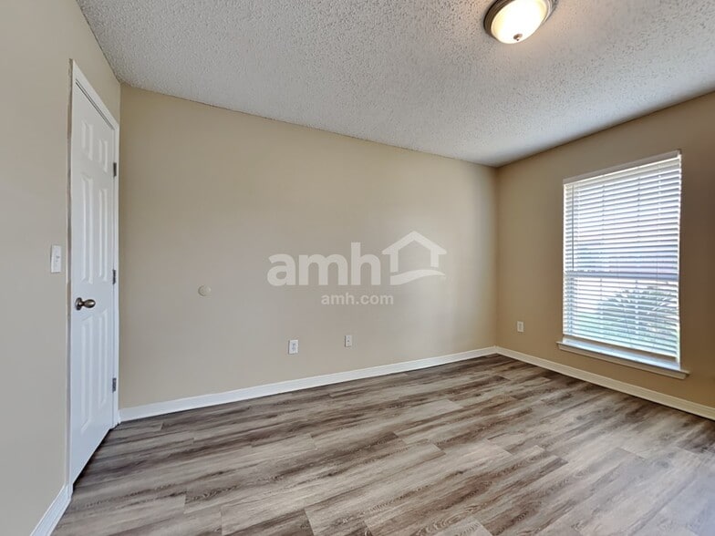 Building Photo - 9215 Hawkeye Dr