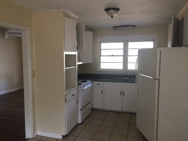 Kitchen - 1509 Miramar St