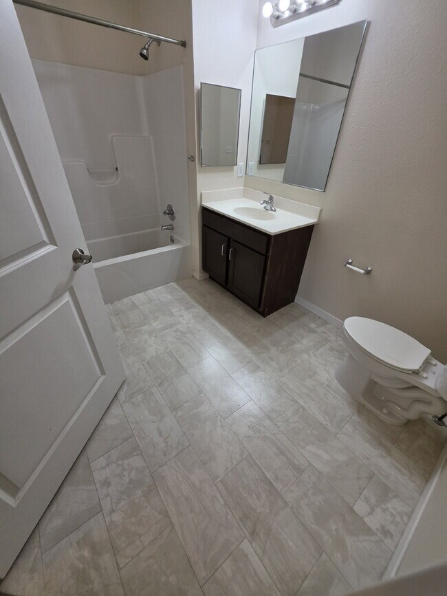 Building Photo - 2 Bedroom | 1 Bathroom 3rd Floor Apartment Available RIGHT NOW!
