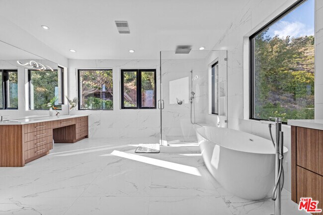 Building Photo - 6380 Meadows Ct