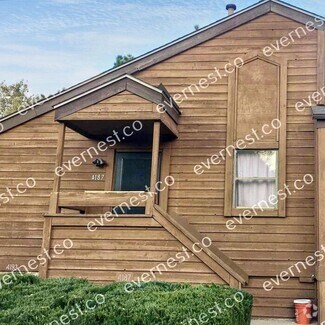 Building Photo - Charming Townhome with Fireplace and Conve...