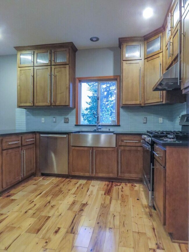 Building Photo - 4 Bedroom Home located in Summer Woods -La...