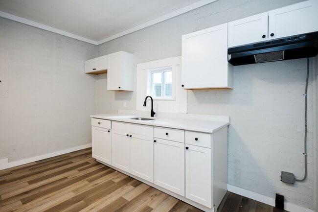 Building Photo - Move-in special: 50% off 1st month's rent – Newly Renovated 2 Bedroom Home!