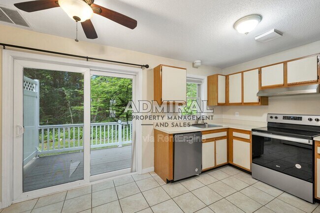 Building Photo - 65 Woodland Green