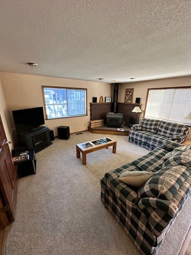 Building Photo - Great 4BD home for $4000.00 available on 1...