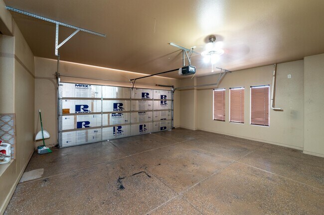 Building Photo - 1210 W Indian Hills Dr