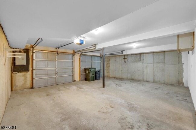Building Photo - 18 Brock Ln