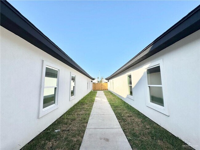 Building Photo - 31 Dragonfly St