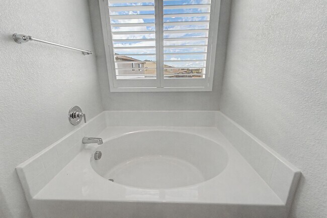 Building Photo - Big 3 bedroom 3 bath in Plumas Lake