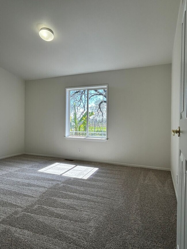 Building Photo - Large Single Family Home in Country with Office