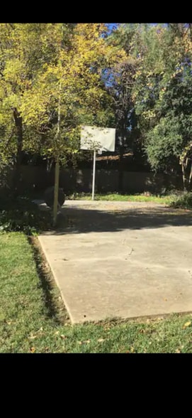 Building Photo - 914 Arbutus Ave