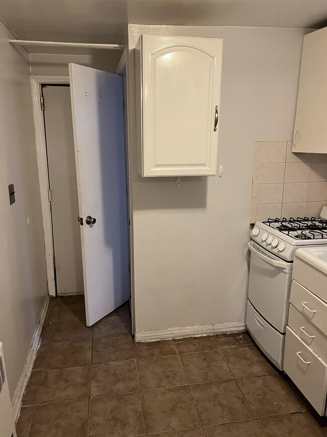 Building Photo - 128 W 51st St