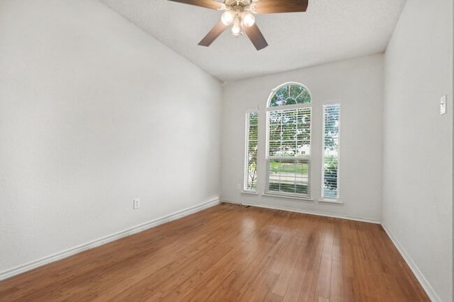 Building Photo - 1306 Woodmont Dr