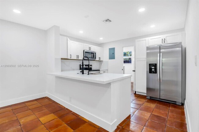Building Photo - 850 SW 12th Ct