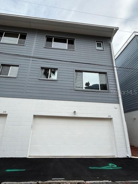 Building Photo - 343 4th Ave S