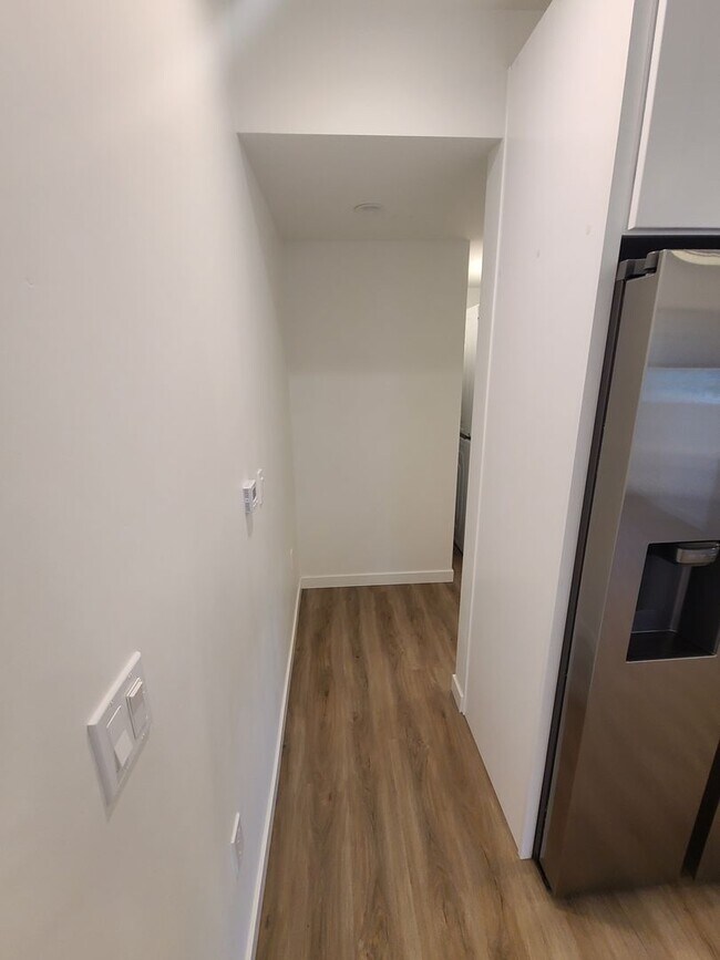 Building Photo - Gorgeous & Modern ADU w/ Solar, Washer/Dry...