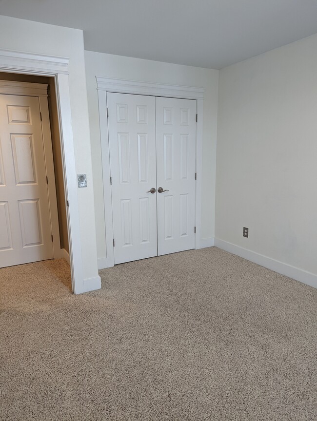 Building Photo - 1035 Rd Runner St