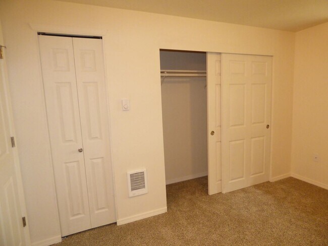 Building Photo - Rent Special: FREE September's Rent!! Second Floor 3 Bedroom apartment