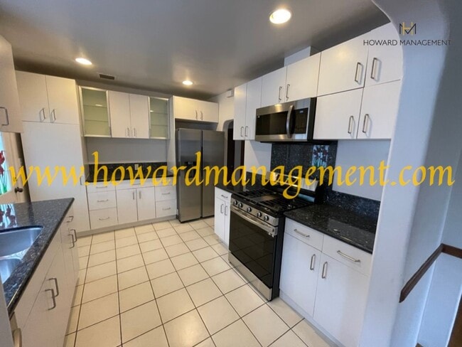 Building Photo - Beautiful home with large Den, hardwood floors, grassy backyard and dettached 2 car garage.