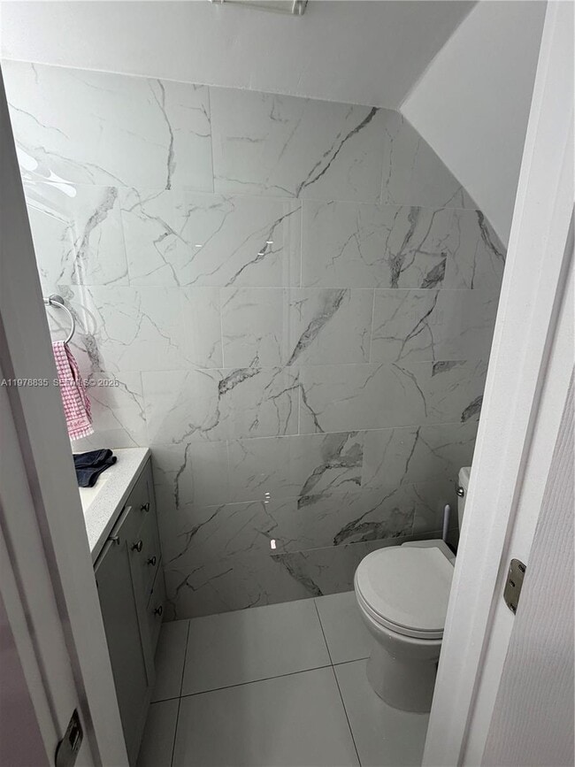 Building Photo - 844 W 41st St