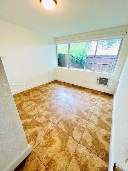 Building Photo - 410 Pinecrest Dr
