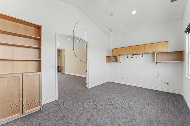 Building Photo - Designer Single-Story Home with Gourmet Kitchen & Mountain Views