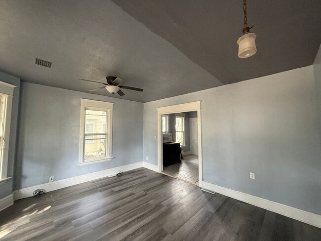 Building Photo - 2 bed room townhome (900$)
