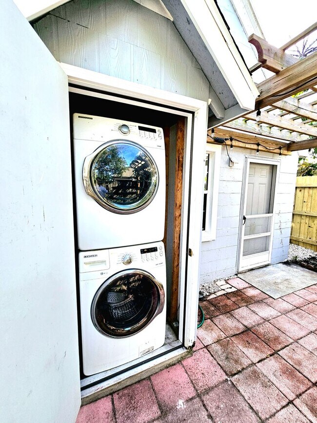 Building Photo - One bedroom, one bath beautiful home near Crescent Lake- move in now- 1/2 off first month rent an...