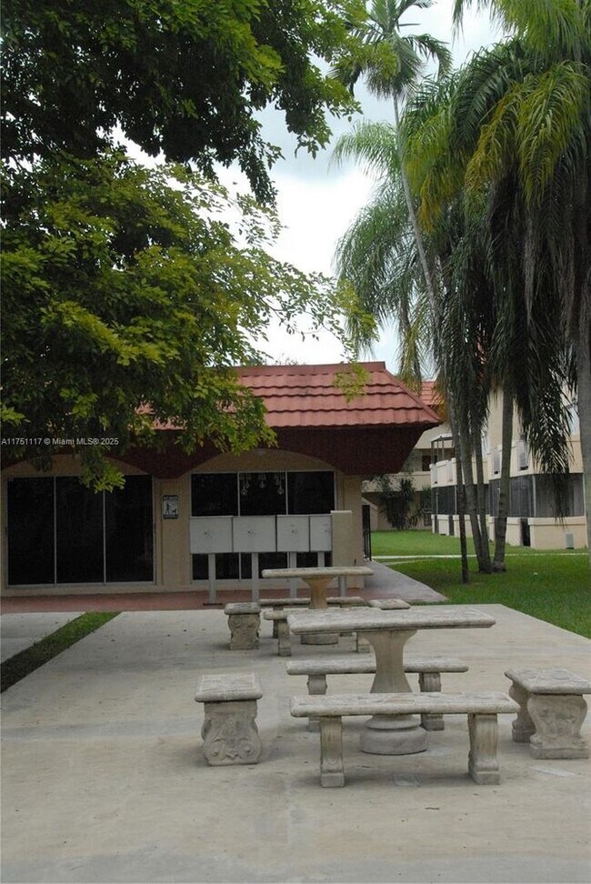 Building Photo - 10907 N Kendall Dr
