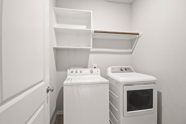 Building Photo - 702 S Galley Dr